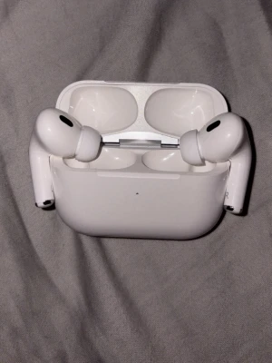 Apple AirPods Pro trådlösa hörlurar - Säljer ett par vita Apple AirPods Pro med laddningsetui. Hörlurarna har en stilren och kompakt design med silikonproppar för bättre passform och brusreducering. Perfekta för dig som vill ha grymt ljud och smidig anslutning till din iPhone eller andra Apple-enheter. Funkar fint tyvärr ingen ANC, endast airpodsen ej box. Helt nya.