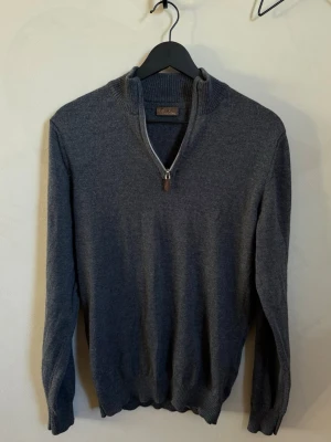 Mörkgrå stickad tröja med halvzip - Riktigt snygg mörkgrå halfzip från Stenströms som är perfekt till sommaren☀️. Skick: 10/10. Storlek: S.    Nypris ligger på 1999kr  Skriv vid frågor eller funderingar🙌🙌