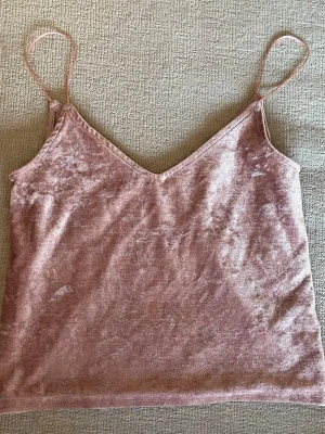 Gammelrosa linne i sammet stl xs - Jättefint linne, använt flera gånger men fortfarande in mycket fint skick. Stl xs men passar S skulle jag säga. 