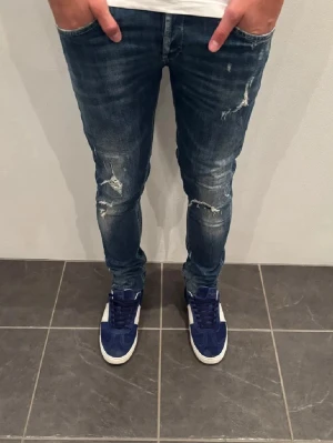 Dondup jeans - Säljer ett par riktigt feta dondup jeans med original slitningar🙌🏻, är 175 och dom passar perfa👌🏻 pris är ej hugget i sten 🪨 