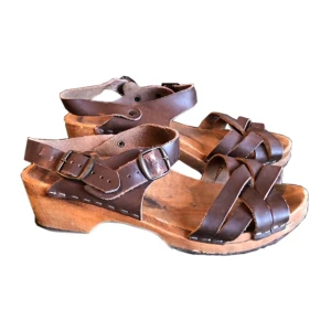 Bruna träskor/ klack/ remmar/ sandaler, 60tal/ 70tal/ 60s/ 70s/ hippie/ vårkläder  - Vintage bruna träskor med låg klack, (använt skick, se bilder)