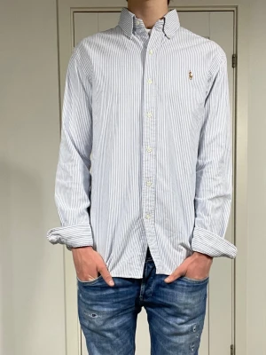 Polo Ralph Lauren Skjorta  - Säljer nu denna blå/vit randiga Polo Ralph Lauren skjorta, skriv för fler bilder/frågor🙌🏼