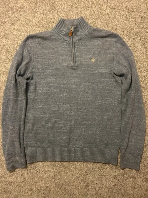 Morris halfzip - En väldig stilren halfzip tröja från morris i jätte fint skick. Tveka inte på att höra av dig vid fler frågor🙌