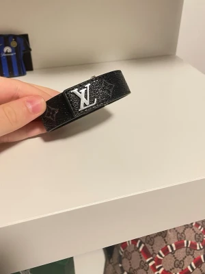 Louis armband - Stilrent armband i silverfärg med klassisk och tidlös design. Passar perfekt till både vardag och fest och lyfter enkelt en outfit. Bekväm passform och fina detaljer som ger en exklusiv känsla. Använt men i bra skick, använd 3 gånger