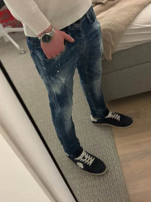 Sällsynta slim jeans slitningar Jack&Jones - Tja! Säljer ett par riktigt snygga jeans ifrån Jack&Jones | Säljs inte längre i butik så väldigt limiterade! | W29 L 30 | Jag på bilden är 181! | Hör av er vid minsta lilla fundering🙌 