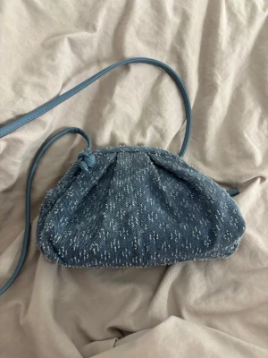 Blå axelremsväska i denim - Från Beck söndergaard och den är i bra skick 