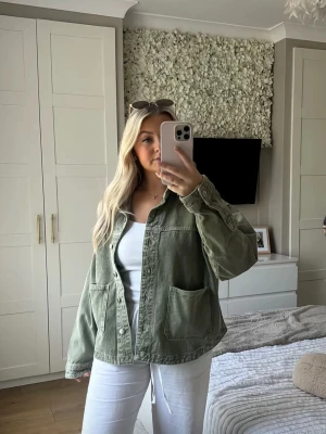 Grön jeansjacka  ZARA -  Hej, säljer min super fina jeansjacka från Zara den är sparsamt använd då jag tyckte att färgen inte passade mig riktigt   storlek small