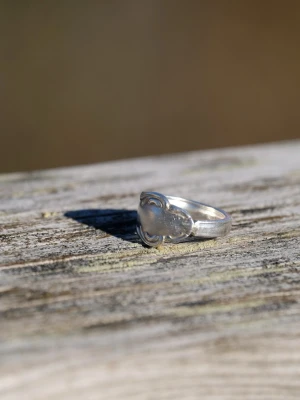 Silverring med graverade detaljer - Handgjord ring gjord av bestick i nysilver. Ca 19 mm i diameter.