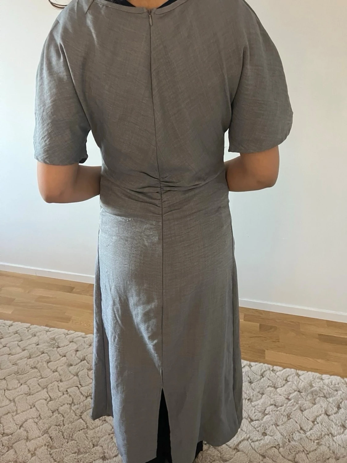 Grå midiklänning med rynkade detaljer - 2