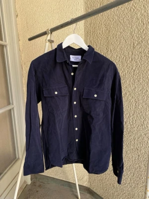 Mörkblå overshirt från Our Legacy - Overshirt i mörkblå manchester från Our Legacy. Storlek M/48. Nypris typ 3000 eller mer minns inte. 