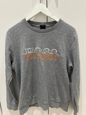 Grå sweatshirt från Hugo Boss - Snygg grå sweatshirt från Hugo Boss