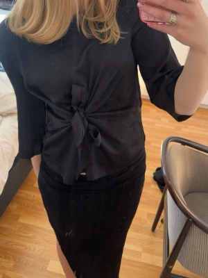 Knytblus  - Svart blus från Only, lite våffelaktig i tyget ❣️