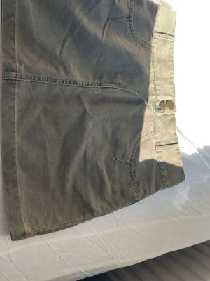 Militärkjol - Skit snygg kjol från mexx! tyvärr för liten så kan inte ta bättre bilder ☺️storlek 158 men passar en xs/s. Materialet påminner lite om jeanstyg ❣️