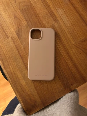 Rosa mobilskal iPhone 15 plus  - Rosa, lite beige antikt, iPhone 15 plus mobilskal. Defekt syns på sista bilden