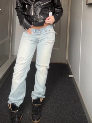 Ljusblå slitna jeans - Säljer ett par ljusblå jeans med raka/bootcut ben och slitningar. Dessa var mina faaavoriter, de har så mycket mer och ge!! ❤️ (de har inget slitet längst ned eller mellan benen! Superbra skick)