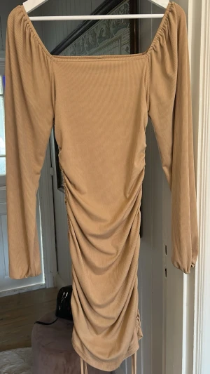 Beige ribbad långärmad klänning - Beige klänning med ribbad struktur och långa ärmar, aldrig använd!🥰