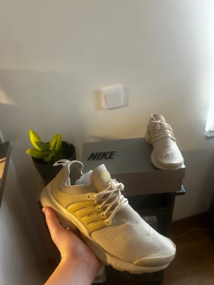 Beige Nike sneakers - • säljer ett par snygga Nike presto • använda men fortfarande i bra skick • färg: beige • priset går absolut att diskutera!🤝 