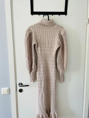 Stickad klänning - Beige stickad klänning med polokrage. 