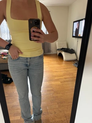 Jeans från pull&bear - Storlek 38, slits nedtill! Mellanhög midja:)