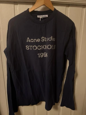 Acne studios tröja  - Snygg mörkblå acne studios tröja, kvitto ingår  | Kanon skick | Modellen på bilden är 182 och väger 70 kg | P108