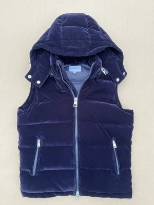 Mockaväst  - Mockaliknande dunväst från mitt egna klädmärke. Avtagbar luva och tvåvägsdragkedja i väldigt fint skick. Philippeofsweden.se