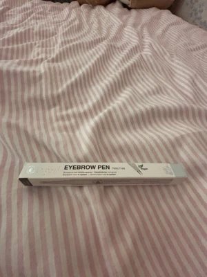 Eyebrow Pen Twin Thin Soft Brown - Snygg ögonbrynspenna från Depend i färgen Soft Brown. Pennan har en tunn, precis spets och är vegansk. Perfekt för att skapa naturliga och definierade bryn. Kommer i en vit förpackning med tydlig märkning. Jag råkade köpa i fel färg, när jag skulle andvända den så insåg jag att det var fel färg så jag har typ inte alls andvönt den. Pris kan diskuteras 🤍