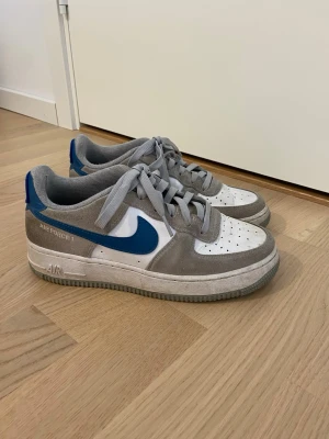 Nike Air Force skor - Säljer ett par snygga Nike Air Force 1 skor i storlek 38,5, fint skick men några tecken på användning (se bilder) köpta på Zalando för 1500kr
