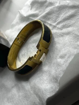 Armband  - Rostfritt armband, lite repigt men inget som påverkar armbandet 