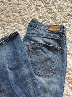 lowwaist 2000tals levis - Säljer dessa snygga lowwaist levis jeans eftersom de har blivit för små. Fint skick och så bekväma. 