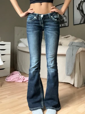 Lågmidjade bootcut jeans - Säljer ett par mörkblå bootcut jeans då de inte kommer till användning längre. Har endast använts 3 gånger💕