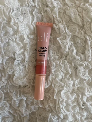 e.l.f. Halo Glow Beauty Wand Blush - Flytande rouge från e.l.f. i färgen Pink-Me-Up. Kommer i en smidig tub med applikator, perfekt för att skapa en naturlig glow och fräsch look. Helt ny aldrig använd (se bild 3)