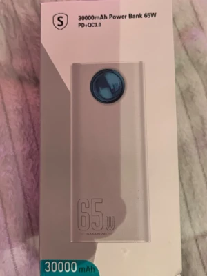 SiGN Powerbank 30000mAh 65W - Kraftfull powerbank från SiGN med 30000mAh kapacitet och 65W snabbladdning. Utrustad med fyra USB-portar, USB-C, micro-USB och Lightning-ingång. Tillverkad i vit ABS+PC med diamantmönster och en blå detalj. Perfekt för att ladda flera enheter samtidigt.