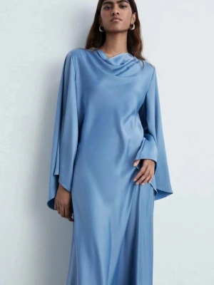 Blå långklänning med vida ärmar - Elegant blå långklänning med vida, långa ärmar och draperad halsringning. Klänningen har en mjuk och flowy siluett som ger ett stilrent intryck. Materialet är satin. Helt ny, oanvänd 