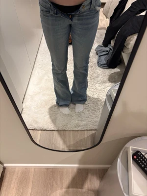Lågmidjade jeans från weekday - Säljer dessa jeans för de inte passar längre. Storlek 25/32. Inga defekter 