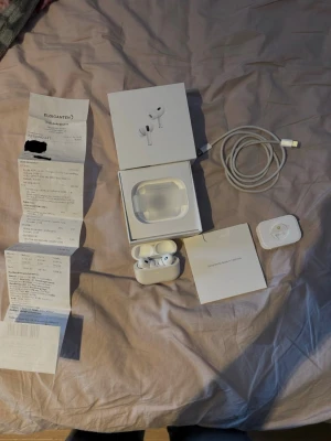 Airpods Pro (Generation 2) (USB-C) - Säljer ett par Apple AirPods Pro (2nd generation). Serienummer: KJ7YDVF79Q. Inköpt på Elgiganten 2024-11-30, kvitto finns. Allt funkar som det ska, Är bara lite smutsig i insidan av skalet vid magneterna men går enkelt att tvätta bort med bomull tip och nån typ av alkohol.