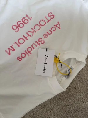 Acne studios tshirt - Schysst acne tshirt med rosa text, oversized M inga defekter