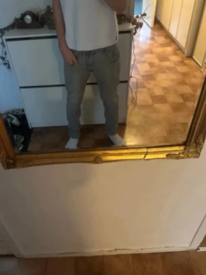 Gråa Replay jeans rak passform - Den har en liten fläck på benet längst ner men annars är det inget annat på jeansen