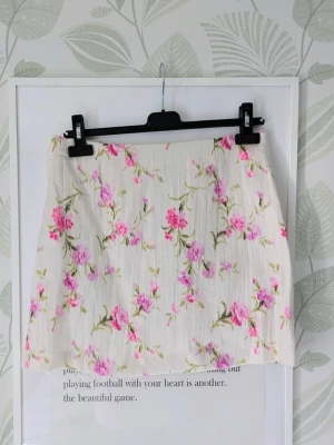 Somrig Kjol Lindex Storlek 36-38 - - Jättefin somrig kort kjol som passar både till vardags och fest.  - I storlek 38 men passar också en 36 se mått på sista bilden  - Oanvänt.  - Jag kan ha missat någon miniskavank men jag har försökt att granska plagget så gott det går