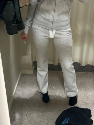 Russemerch byxor dam - Säljer ett par gråa russemerch byxor i storlek xs! Endast använt dom några gånger och byxorna har inga defekter. Säljer för att dom är för korta för mig och för att dom inte kommer till användning. Jag är 172 cm. Jag köpte dom för 499 och säljer för 399.