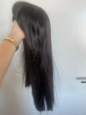 DIW DIM Mörkbrunt peruker 2 st. Made in Japan. Hår 50 cm - Säljer ett långt, mörkbrunt peruker. Nya. Håret är på det ena rakt på den andra är lockigt, och har en naturlig glans. Perfekt för dig som vill ha extra volym eller längd till håret. Nya förseglade. 1000kr för båda.