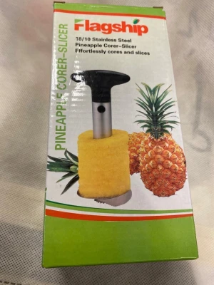Flagship ananasskärare i rostfritt stål - Säljer en Flagship ananasskärare i 18/10 rostfritt stål med svart handtag. Perfekt för att snabbt och enkelt kärna ur och skiva ananas. Tål maskindisk och är enkel att använda med tydliga instruktioner på förpackningen.