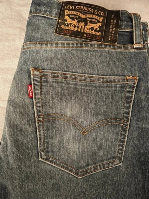 Levis 513 - Säljer dessa jeans från Levis i modellen 513. Storlek 32 x 32. Vid eventuella frågor eller funderingar, skriv!  Mått: Midja: 42cm(platt) Ytterbenslängd: 105cm Innerbenslängd: 79cm Benöppning: 17cm