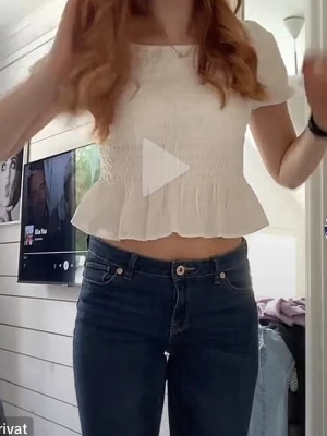 Vit smockad topp med volang - Söt vit topp med smockad överdel och volang nedtill. Toppen har korta puffärmar och fyrkantig ringning, vilket ger en romantisk vibe. Tillverkad i ett lätt och luftigt tyg, perfekt för sommardagar. Enkel att matcha med både jeans och kjol.