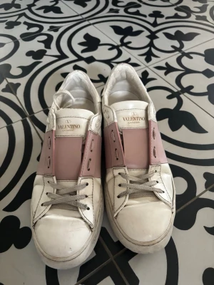 Valentino Garavani sneakers - Snygga rosa sneakers från Valentino. Skorna är låga och har klassisk snörning. Tillverkade i läder och passar dom flesta outfits💓