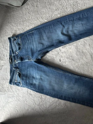 Blå jeans från Replay - Snygga blå jeans från Replay med klassisk femficksmodell och diskreta slitningar. Jeansen har normal passform och är tillverkade i ett mjukt denimtyg som sitter skönt hela dagen. 