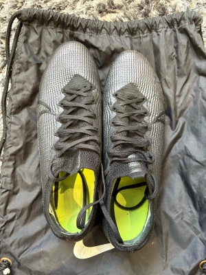 Nike mercurial fotbollsskor  - Säljer ett par svarta nike mercurial. Skick 9/10. Jättefina