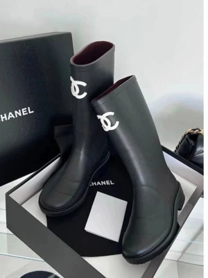 Stövlar rain boots  - Helt oanvända köpte fel storlek de ät storlek 37 skriv dm för mer bilder 