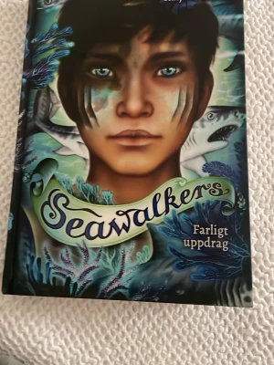 Seawalkers: Farligt uppdrag - Seawalkers: Farligt uppdrag är första delen i en spännande bokserie om Tiago som upptäcker att han är en seawalker. Boken har ett färgstarkt omslag med havstema, fiskar och koraller. Perfekt för dig som gillar äventyr och fantasy.