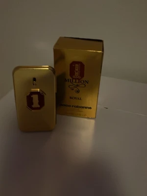 1 Million Royal parfym från Paco Rabanne - Säljer 1 Million från Paco Rabanne herrparfym. Flaskan är 50 ml och det är cirka 40 ml kvar. Förpackningen är lite repig men annars i bra skick och flaskan är i bra skick. Doften är maskulin lite söt och kryddig och passar bra året runt.