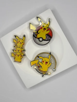 Pikachu pokemon akrylplattor nyckelring - 3 st Pikachu akrylplattor med hål i för att göra egna nyckelringar eller hänga på ryggsäck/väskan.